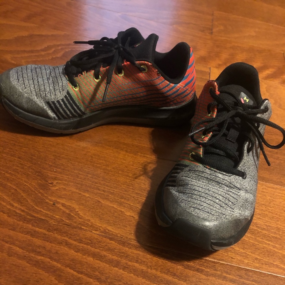 Under Armour boys athletic shoes size 6.5 Us.